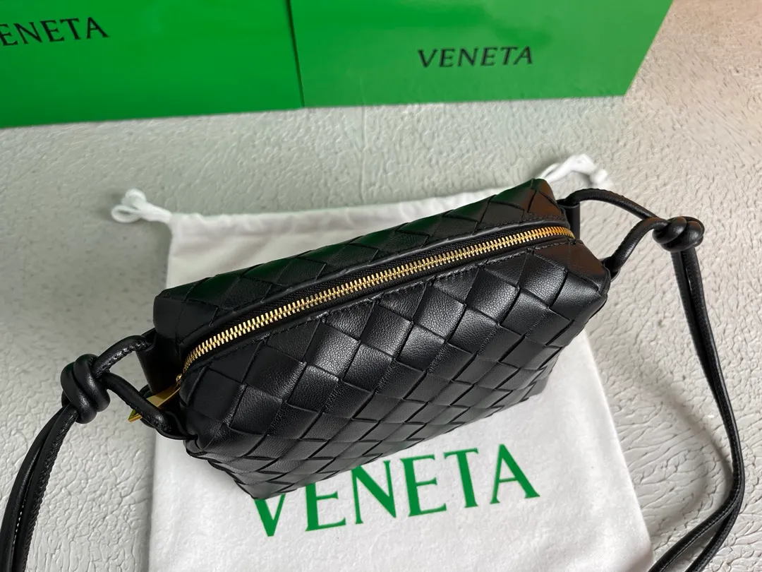 Batch 1120 BOTTEGA VENETA/Bottega 2021 new women's POUCH crossbody bag clutch, lntfecciato woven leather crossbody mini handbag, single internal open pocket, zipper closure, computer embroidered leather shoulder strap can be adjusted in length, model: 30308 Color: black Origin: Italy Size: 17*12*8